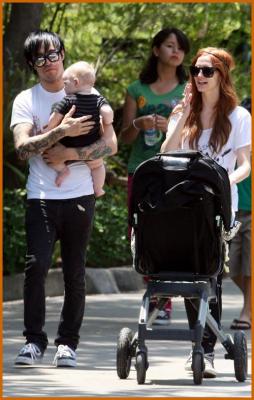Ashlee Simpson And Pete Wentz  In Some Family Candids At The Zoo